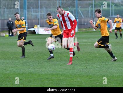 Les nouvelles usines v Cheadle Ville 11 janvier 2020 Action de la North West Counties League match. Les nouvelles usines en jaune et noir et Cheadle ville en rouge et blanc. La ville de Cheadle gagner 2-1. Banque D'Images