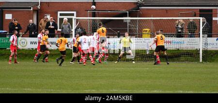 Les nouvelles usines v Cheadle Ville 11 janvier 2020 Action de la North West Counties League match. Les nouvelles usines en jaune et noir et Cheadle ville en rouge et blanc. La ville de Cheadle gagner 2-1. Banque D'Images