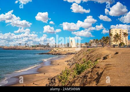 Vue sur la côte de Dakar, Sénégal, Afrique. C'est une belle longue plage et en arrière-plan vous pouvez voir les bâtiments et les palmiers et un Banque D'Images