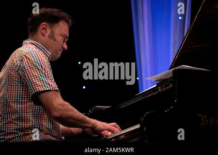 Gareth Williams sooling au piano avec les bénévoles de Jim Mullen, Scarborough Jazz Festival 2019 Banque D'Images