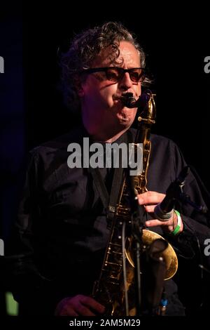 Julian Siegel solesing sur le ténor sax avec Les Partisans, Scarborough Jazz Festival 2019 Banque D'Images