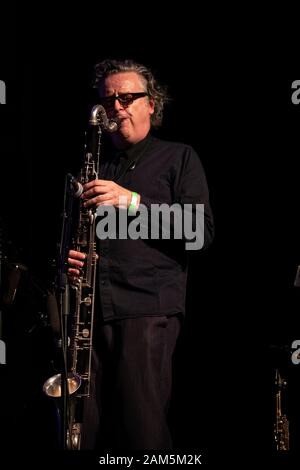 Julian Siegel sooling sur la clarinette basse avec les Partisans, Scarborough Jazz Festival 2019 Banque D'Images