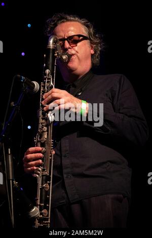 Julian Siegel sooling sur la clarinette basse avec les Partisans, Scarborough Jazz Festival 2019 Banque D'Images