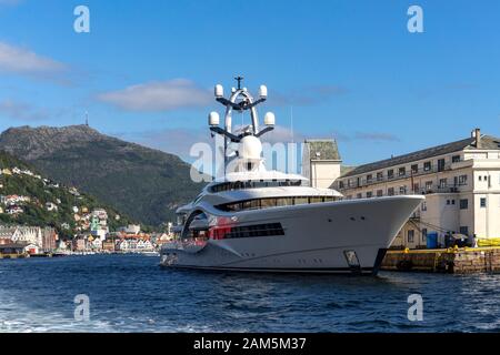 Superyacht Anna a amarré à Tollbodkaien à Bergen, Norvège. Vaagen et le Mont Ulriken et Bryggen en arrière-plan. Banque D'Images