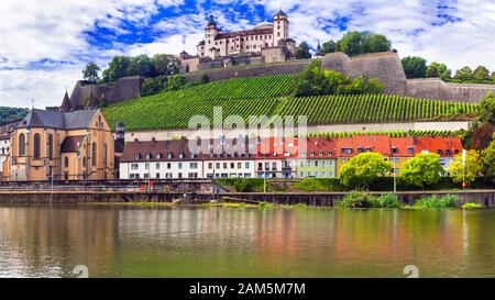 Belle vieille ville de Wurzburg, vue sur les vignes, la rivière et le château, Bavière, Allemagne. Banque D'Images