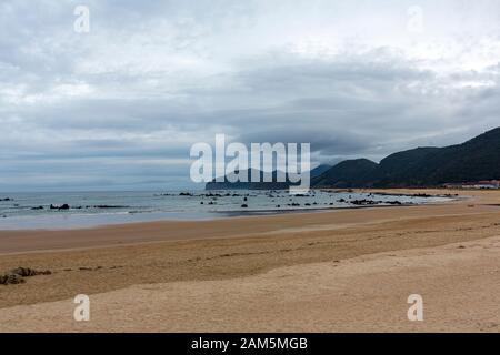 Rochers À Playa De Trengandín, Noja, Cantabrie, Espagne Banque D'Images