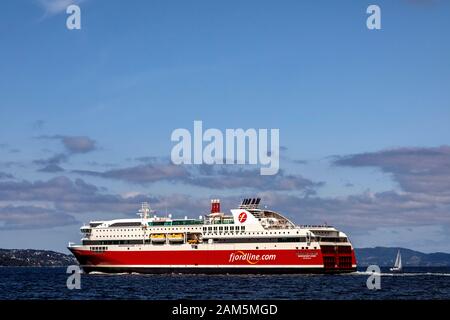 Ferry pour voitures et passagers Bergensfjord à Byfjorden, au départ du port de Bergen, Norvège Banque D'Images