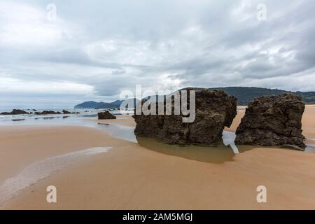 Rochers À Playa De Trengandín, Noja, Cantabrie, Espagne Banque D'Images