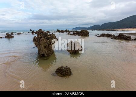 Rochers À Playa De Trengandín, Noja, Cantabrie, Espagne Banque D'Images