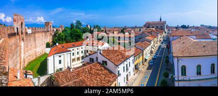 Impressionnant village de Cittadella, vue sur la forteresse et les hiuses, près de Padoue, Vénétie, Italie. Banque D'Images