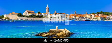 Vieille ville unique de Rab, vue sur la mer, maisons et vieille cathédrale.Croatie. Banque D'Images