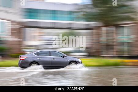 Dubaï, Émirats arabes unis, le 11 janvier 2020 : voiture roulant dans la rue inondée de Dubaï après une forte pluie Banque D'Images