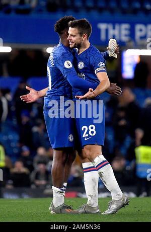 Chelsea's Callum Hudson-Odoi (à gauche) et Cesar Azpilicueta (à droite) célèbrent après le coup de sifflet final lors de la Premier League match à Stamford Bridge, Londres. Banque D'Images