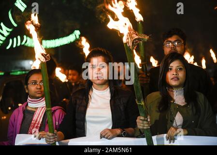 Guwahati, Assam, Inde. 11Th Jan, 2020. Les étudiants de l'Université du coton prendre part à une procession de la lumière de la flamme rassemblement à protester contre la citoyenneté (Amendment) Act, à Guwahati. Crédit : David Talukdar/ZUMA/Alamy Fil Live News Banque D'Images