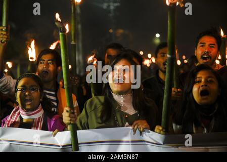 Guwahati, Assam, Inde. 11Th Jan, 2020. Les étudiants de l'Université du coton prendre part à une procession de la lumière de la flamme rassemblement à protester contre la citoyenneté (Amendment) Act, à Guwahati. Crédit : David Talukdar/ZUMA/Alamy Fil Live News Banque D'Images