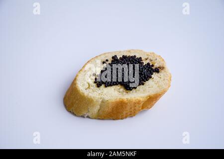 un sandwich au caviar noir isolé sur le fond blanc Banque D'Images