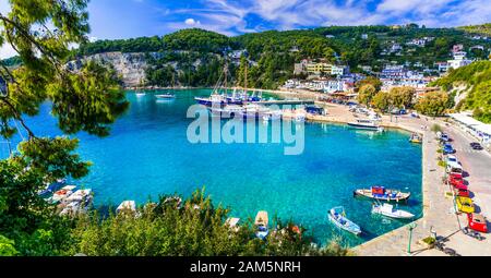 Magnifique île d'Alonissos, vue sur la mer, les bateaux et les montagnes, l'île des Sporades, la Grèce. Banque D'Images