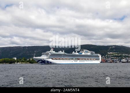 Bateau de croisière Sapphire Princess, départ le jour gris du port de Bergen, Norvège Banque D'Images