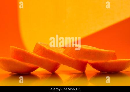 Tranches orange sur fond jaune - photo de stock Banque D'Images