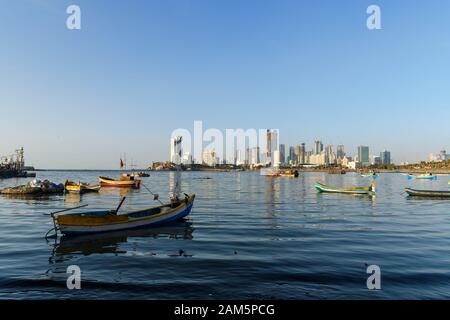 Vue sur la ville sur la côte du quartier de Worli depuis Haji Ali Dargah à Mumbai. Inde Banque D'Images