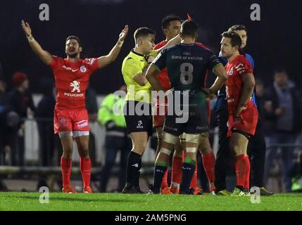 Le Zack Holmes de Toulouse (à droite) est présenté le carton rouge par l'arbitre Luke Pearce lors du match de billard cinq de la Heineken Champions Cup au terrain de sport de Galway. Banque D'Images