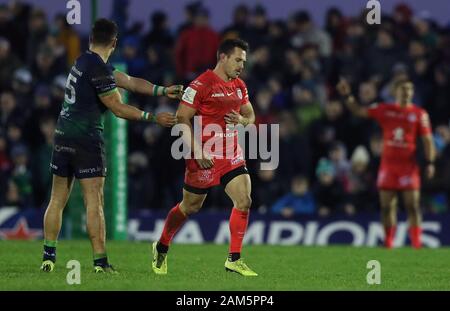 Zack Holmes de Toulouse quitte le terrain après qu'on lui a montré une carte rouge pour un gros match sur Tiernan O'Halleran (à gauche) lors du match de billard de la Heineken Champions Cup cinq au terrain de sport de Galway. Banque D'Images