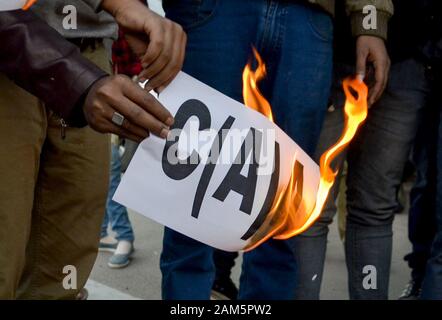 Guwahati, Assam, Inde. 11Th Jan, 2020. Fédération des étudiants militants de l'Inde (SFI) burns écrit papier comme ils CAA protester contre la citoyenneté (Amendment) Act (CAA), dans la région de Guwahati. Crédit : David Talukdar/ZUMA/Alamy Fil Live News Banque D'Images