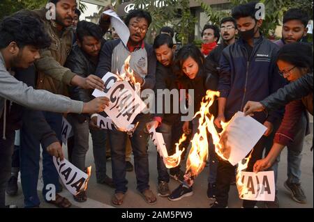 Guwahati, Assam, Inde. 11Th Jan, 2020. Fédération des étudiants militants de l'Inde (SFI) burns écrit papier comme ils CAA protester contre la citoyenneté (Amendment) Act (CAA), dans la région de Guwahati. Crédit : David Talukdar/ZUMA/Alamy Fil Live News Banque D'Images