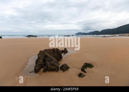 Rochers À Playa De Trengandín, Noja, Cantabrie, Espagne Banque D'Images