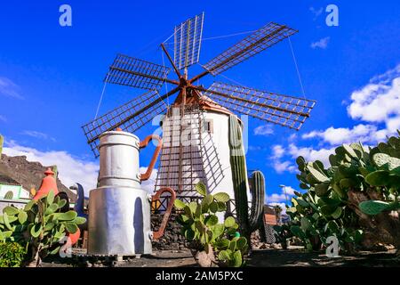 Moulin à vent traditionnel à Mogan village, Gran Canaria, Espagne. Banque D'Images