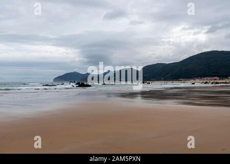 Rochers À Playa De Trengandín, Noja, Cantabrie, Espagne Banque D'Images