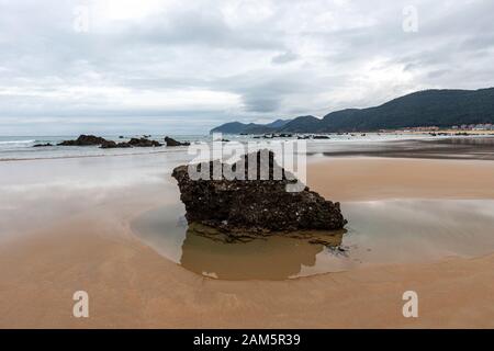 Rochers À Playa De Trengandín, Noja, Cantabrie, Espagne Banque D'Images