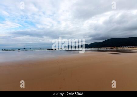 Rochers À Playa De Trengandín, Noja, Cantabrie, Espagne Banque D'Images