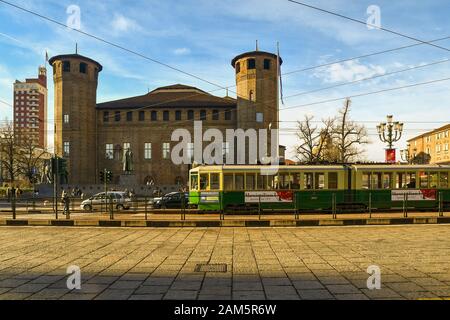 Tramway historique en face du château médiéval de Casaforte degli Acaja avec gratte-ciel Torre Littoria en arrière-plan, Piazza Castello, Turin, Piémont, Italie Banque D'Images