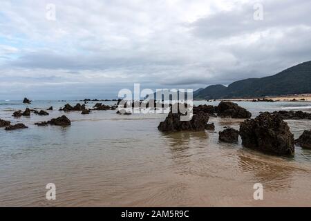 Rochers À Playa De Trengandín, Noja, Cantabrie, Espagne Banque D'Images