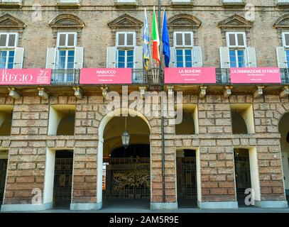 Façade de style baroque du Teatro Regio (Théâtre Royal), un célèbre opéra inauguré en 1740 dans le centre historique de Turin, Piémont, Italie Banque D'Images