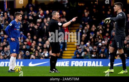 Match arbitre Kevin ami parle à Burnley gardien Nick Pope (droite) que Chelsea's Jorginho (gauche) attend de prendre une pénalité au cours de la Premier League match à Stamford Bridge, Londres. Banque D'Images