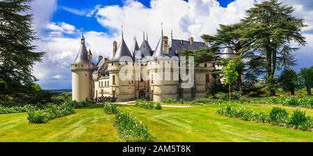 Élégant château médiéval de Chaumont sur Loire, vue avec de beaux jardins, France. Banque D'Images