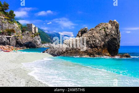 Magnifique village Monterosso al mare, vue sur la mer turquoise, sable doré et château, Cinque Terre, Ligurie, Italie. Banque D'Images