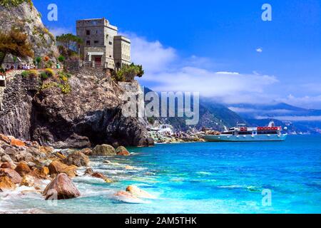 Belle Monterosso al Mare,avec vue sur mer turquoise,vieux château et les montagnes,Cinque Terre Ligurie,,Italie. Banque D'Images