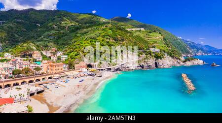 Magnifique village Monterosso al Mare, vue mer turquoise, maisons et montagnes, Ligurie, Italie. Banque D'Images