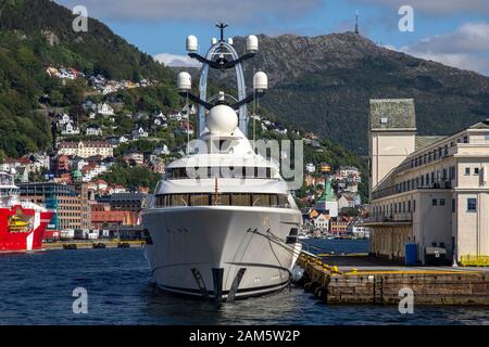 Superyacht Anna a amarré à Tollbodkaien à Bergen, Norvège. Vaagen et le Mont Ulriken et une partie du Mont Floeyen en arrière-plan. Banque D'Images