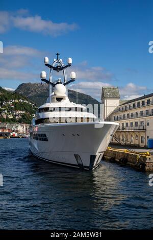 Superyacht Anna a amarré à Tollbodkaien à Bergen, Norvège. Vaagen et le Mont Ulriken et une partie du Mont Floeyen en arrière-plan. Banque D'Images