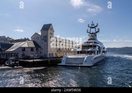 Superyacht Anna a amarré à Tollbodkaien à Bergen, Norvège. Banque D'Images