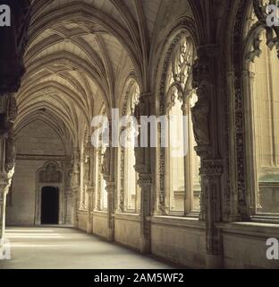 GALERIA DEL CLAUSTRO DE LA IGLESIA DE SAN JUAN DE LOS REYES - Siglo XV - GOTICO. FLAMIGERO Auteur : Juan Guas. Lieu : EGLISE DE SAN JUAN DE LOS REYES. Toledo. L'ESPAGNE. Banque D'Images