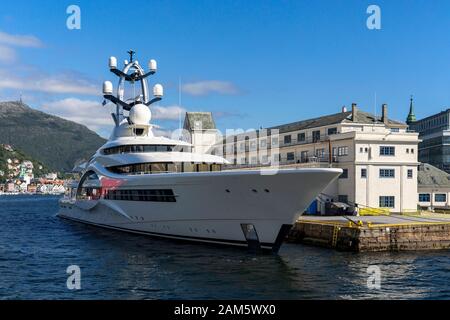 Superyacht Anna a amarré à Tollbodkaien à Bergen, Norvège. Vaagen et le Mont Ulriken en arrière-plan. Banque D'Images