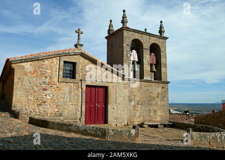 L'Église notre-Dame de Rocamadour dans le village médiéval perché de Castelo Rodrigo, Portugal. Banque D'Images