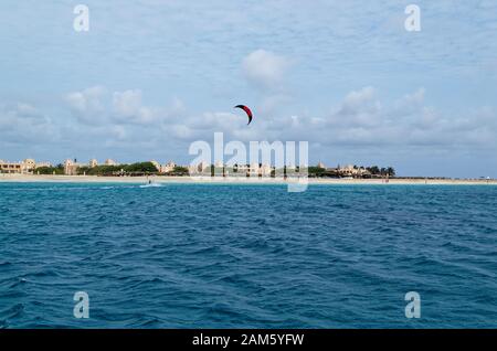 Vue panoramique sur la plage de sable sur l'île Sal, au Cap-Vert Banque D'Images