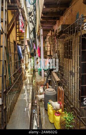 Dans la rue étroite de Dharavi Slum à Mumbai. Inde Banque D'Images