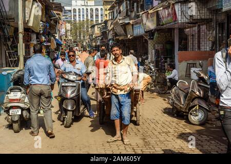 Dans la rue de Dharavi Slum à Mumbai. Inde Banque D'Images